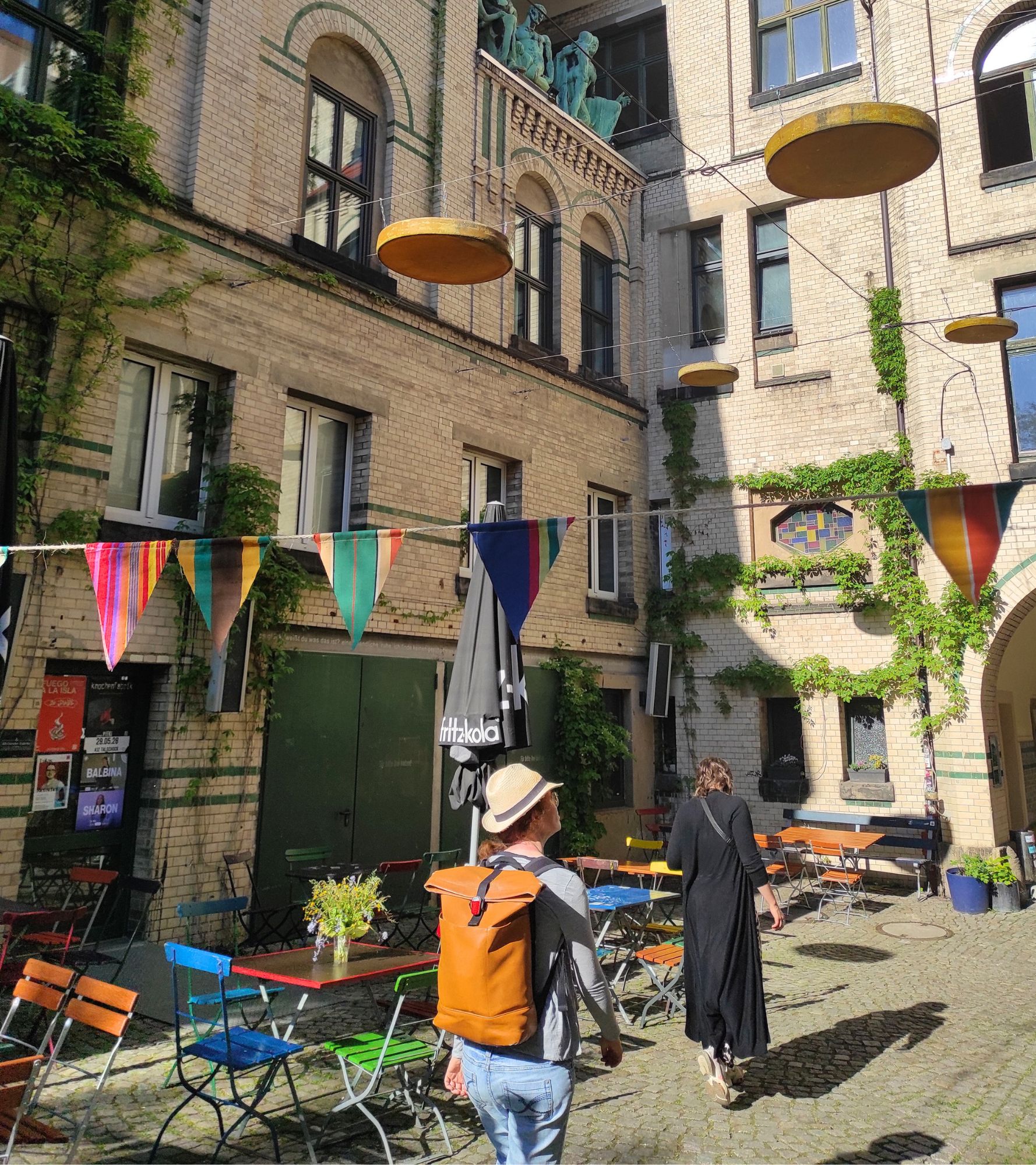 Im Innenhof des Weltecho e.V.