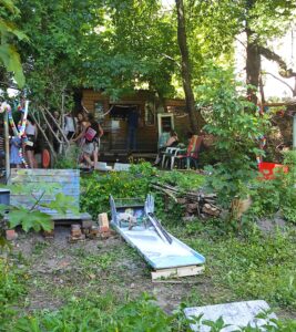 Mobile Minigolfanlage im Gemeinschaftsgarten Zietenaugust beim "Hang zur Kultur"-Festival
